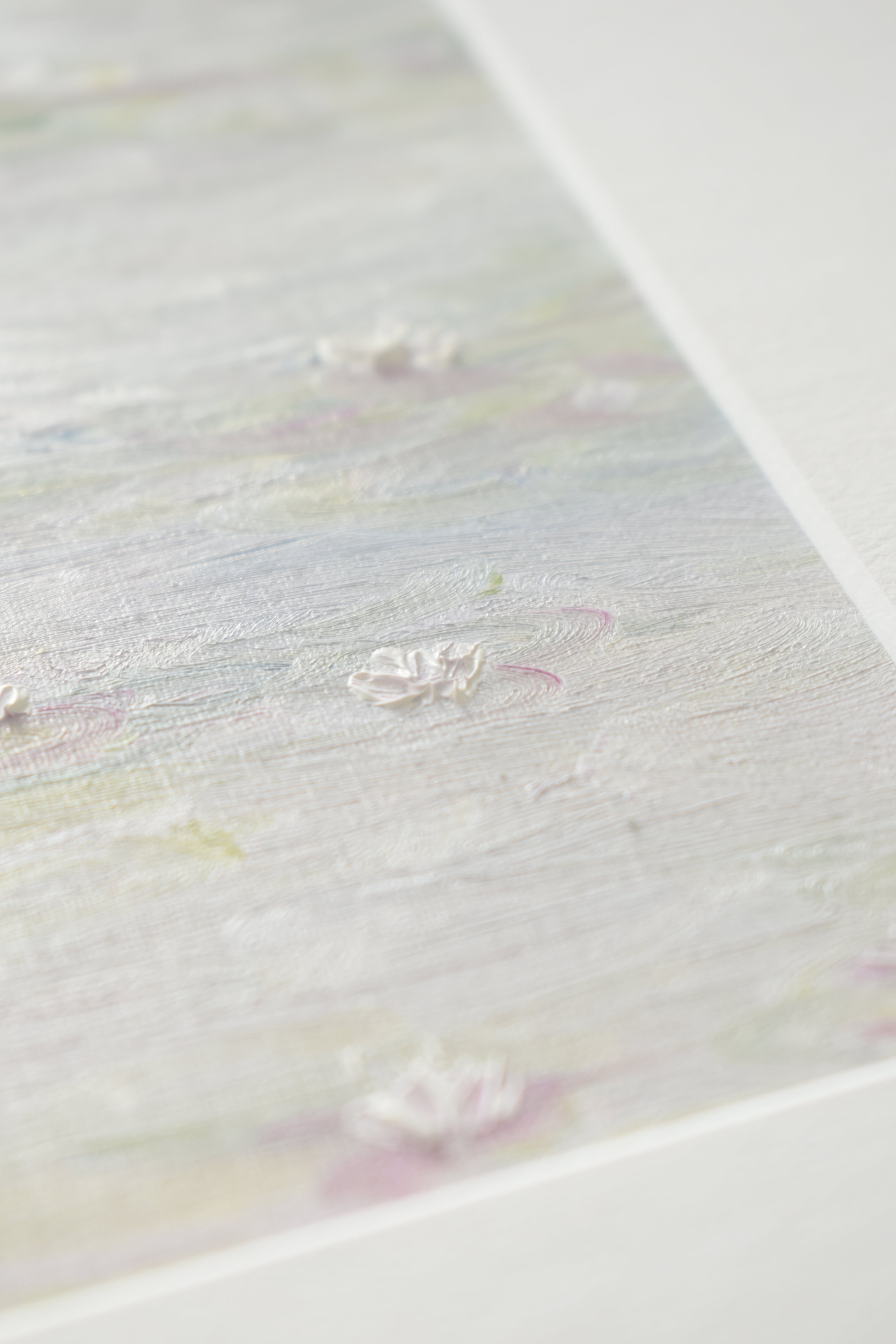 Detailaufnahme des original Ölgemäldes „no title2“ aus der Kollektion „soft impressions“ von Kirstii Nicolas mit hellen Seerosen auf leuchtendem Wasser in besonders sanften Pastelltönen. 